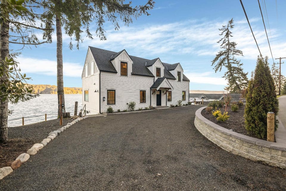 Waterfront Retreat - Hot Tub Fireplace Pier House in Hood Canal