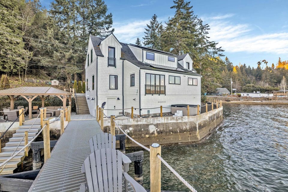 Waterfront Retreat - Hot Tub Fireplace Pier House in Hood Canal