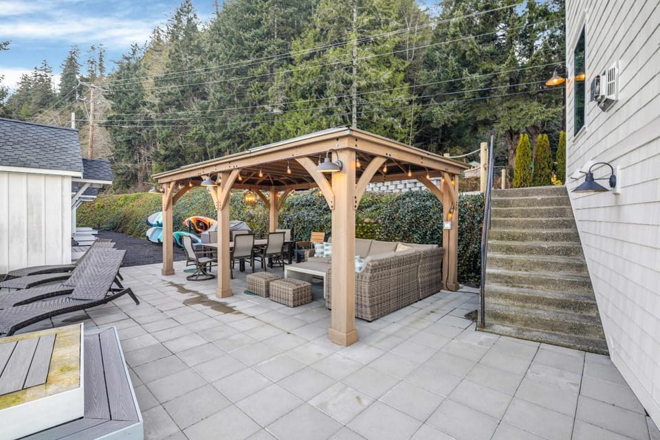 Waterfront Retreat - Hot Tub Fireplace Pier House in Hood Canal