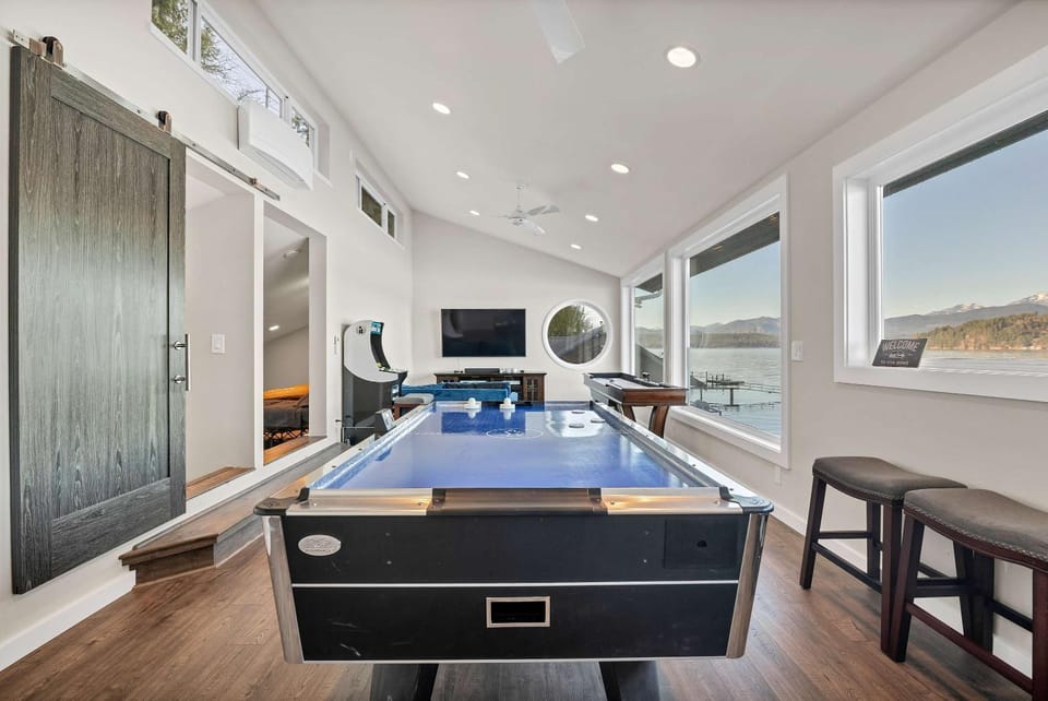 Hood Canal Waterfront - Dock Hot Tub BBQ Games House in Union