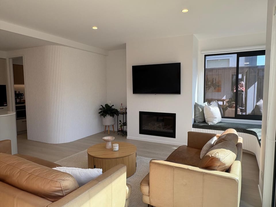 Communal lounge/ TV room, TV and multimedia, Living room, Seating area, Evening entertainment
