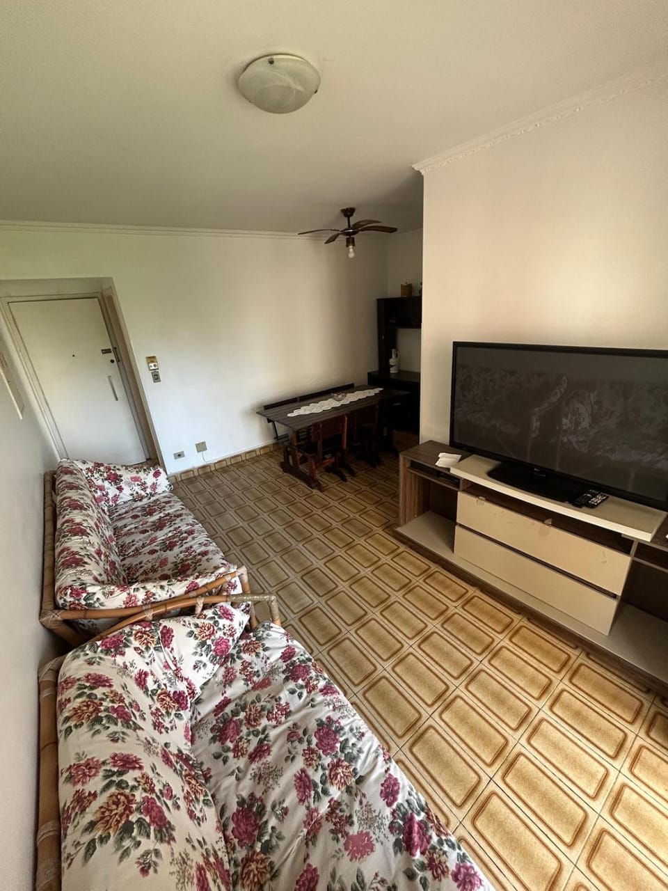 Apartamento bem localizado a 600 metros da praia Apartment in State of São Paulo