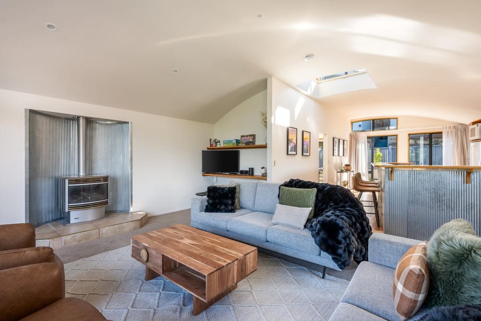 TV and multimedia, Living room, Seating area, fireplace