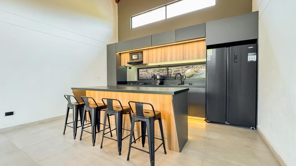 Kitchen or kitchenette, Dining area, minibar, pet friendly