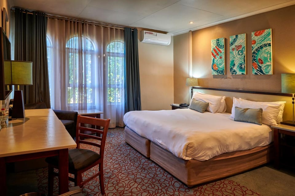 Bed, Photo of the whole room, Seating area, Bedroom, air conditioner