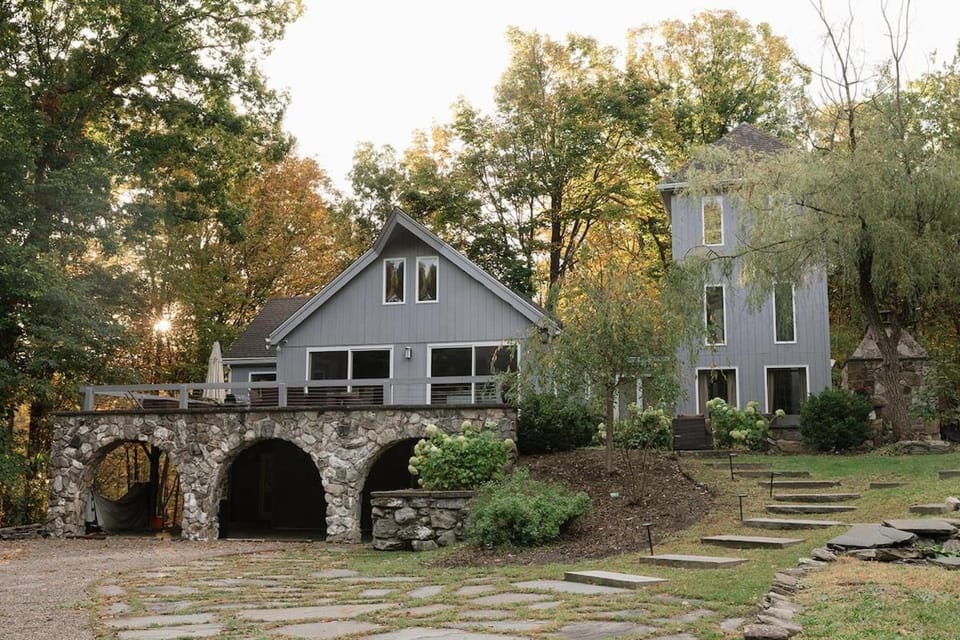 Secluded escape with hot tub, pizza oven, fireplace House in Taghkanic