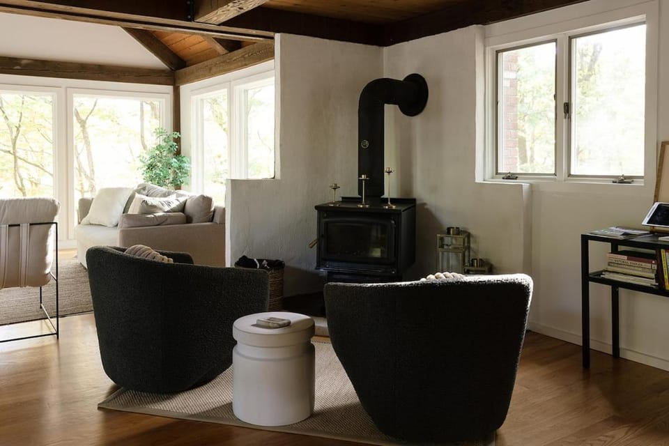 Secluded escape with hot tub, pizza oven, fireplace House in Taghkanic