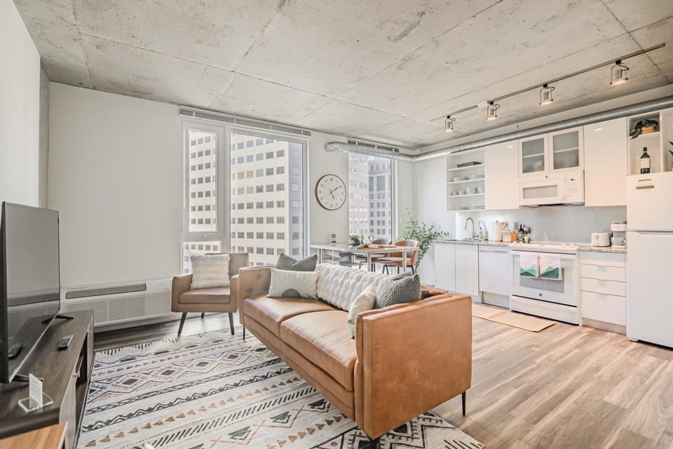 TV and multimedia, Kitchen or kitchenette, Living room, Seating area, Dining area