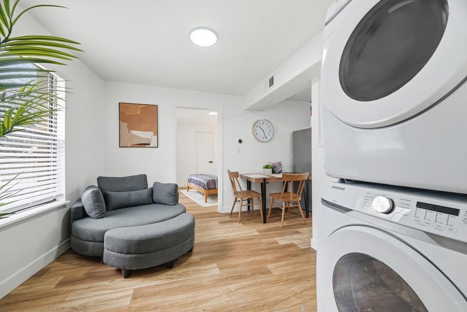 Dormont Pittsburgh 2 Modern and Bright 1 Bedroom Apartment, Free Street Parking Apartment in Mount Lebanon