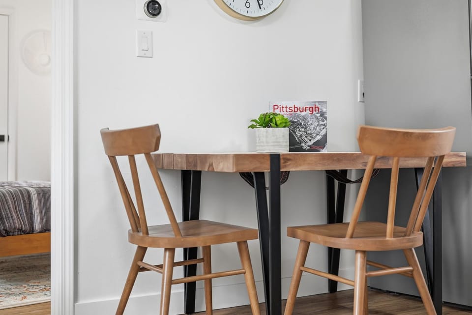 Dormont Pittsburgh 2 Modern and Bright 1 Bedroom Apartment, Free Street Parking Apartment in Mount Lebanon