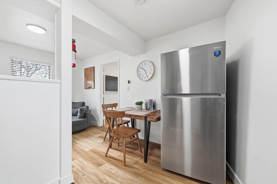 Dormont Pittsburgh 2 Modern and Bright 1 Bedroom Apartment, Free Street Parking Apartment in Mount Lebanon