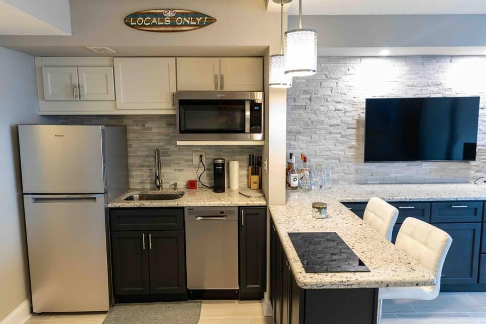 Kitchen or kitchenette, dishwasher, stove