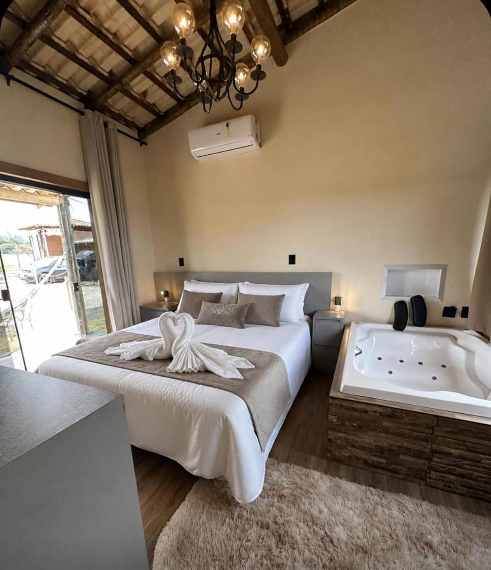 Property building, Bed, Hot Tub, Hot Tub, Bedroom