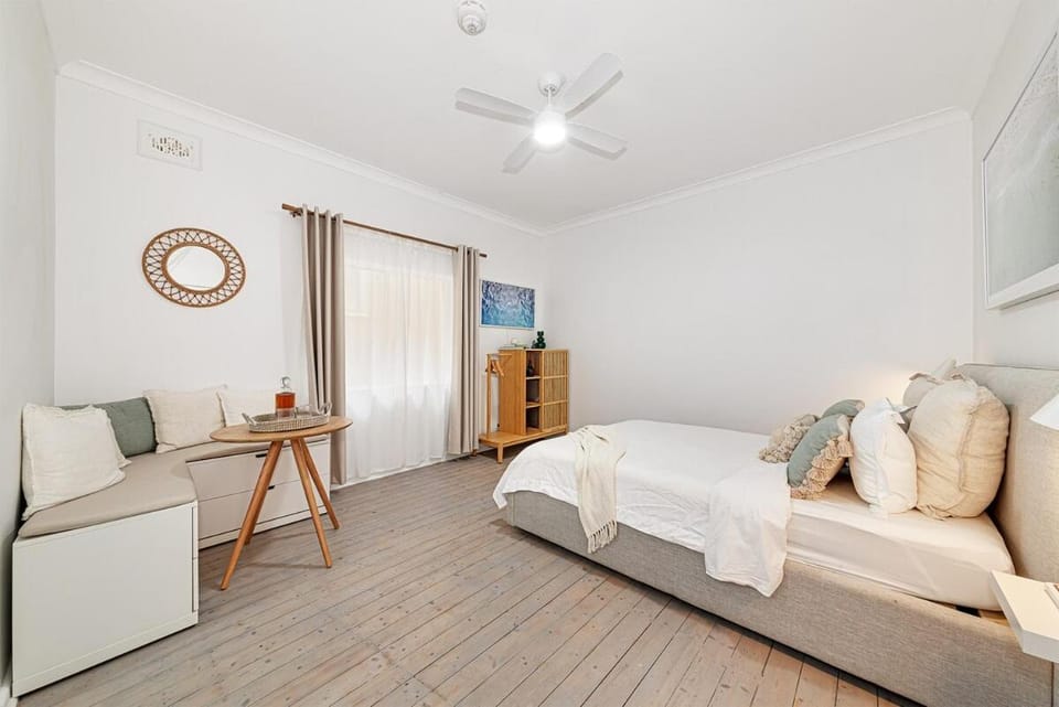 Dreamy Bondi The Break Steps to the beach Apartment in Sydney