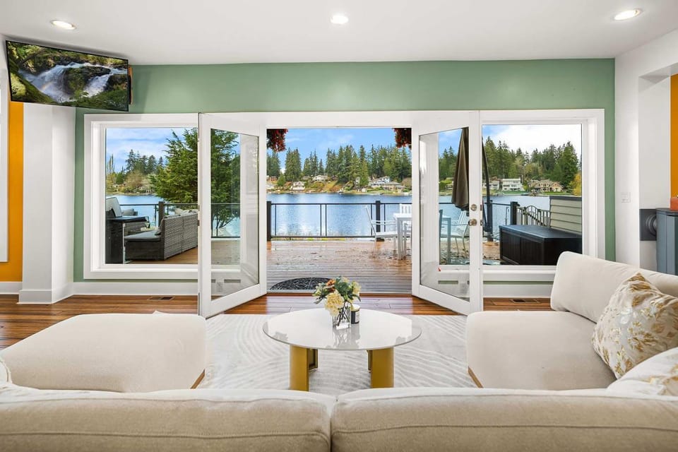 Serene Waterfront Escape w Amazing View & Hot Tub Villa in Paine Lake Stickney