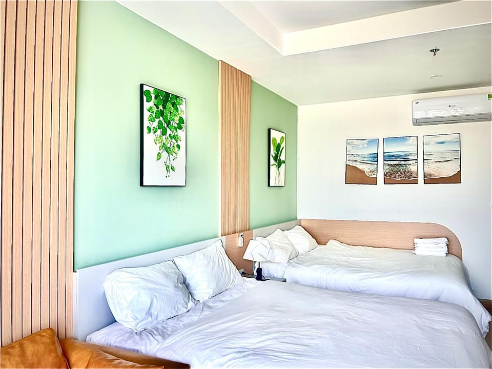 Bed, Seating area, Bedroom, air conditioner
