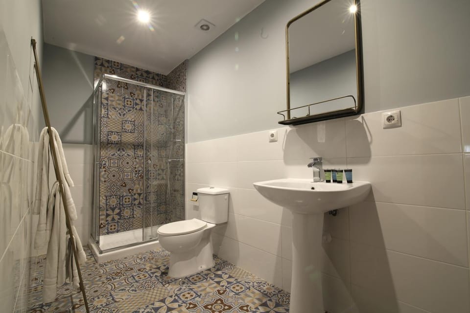 Shower, Toilet, Bathroom, Decorative detail, towels
