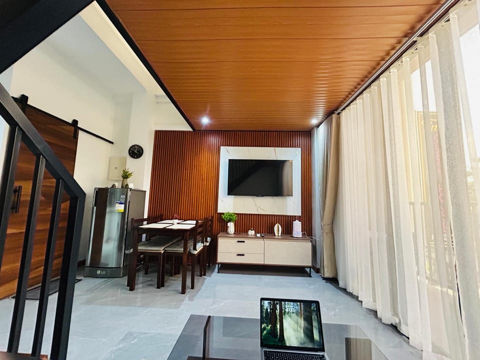 Communal lounge/ TV room, TV and multimedia, Living room, Seating area, Dining area