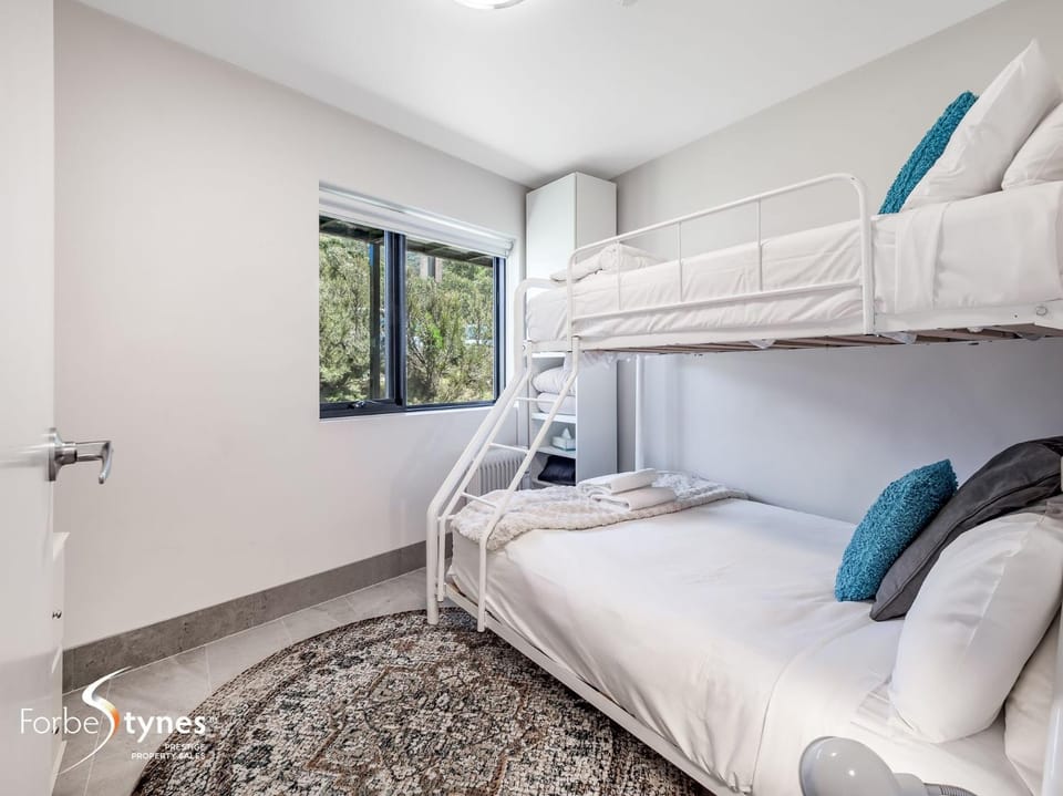 Bedroom, bunk bed