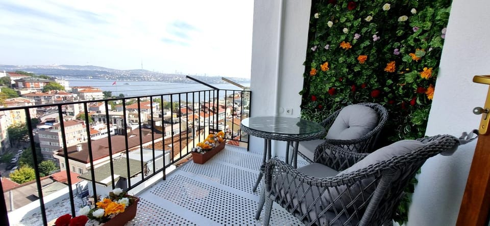View (from property/room), Balcony/Terrace, City view, Landmark view, Mountain view, Sea view