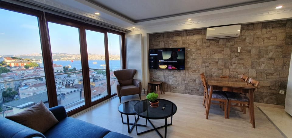 TV and multimedia, View (from property/room), Living room, Dining area, City view, Landmark view, Sea view, air conditioner