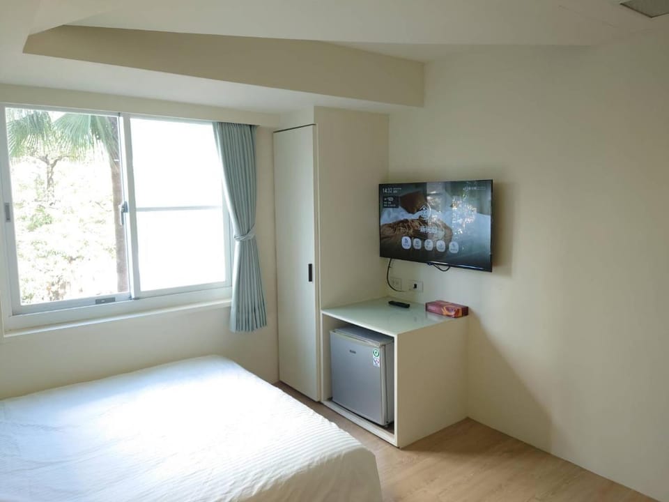 Bed, TV and multimedia, Photo of the whole room, Bedroom