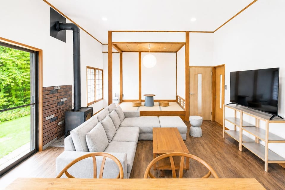TV and multimedia, Living room, Seating area, Dining area