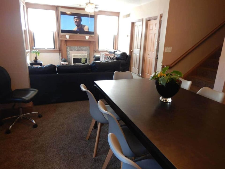 3 Beds, homey, spacious, stadiums, free parking, parks Apartment in Pittsburgh