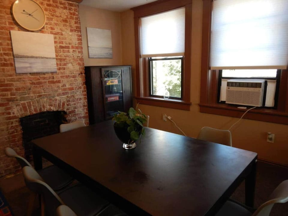 3 Beds, homey, spacious, stadiums, free parking, parks Apartment in Pittsburgh