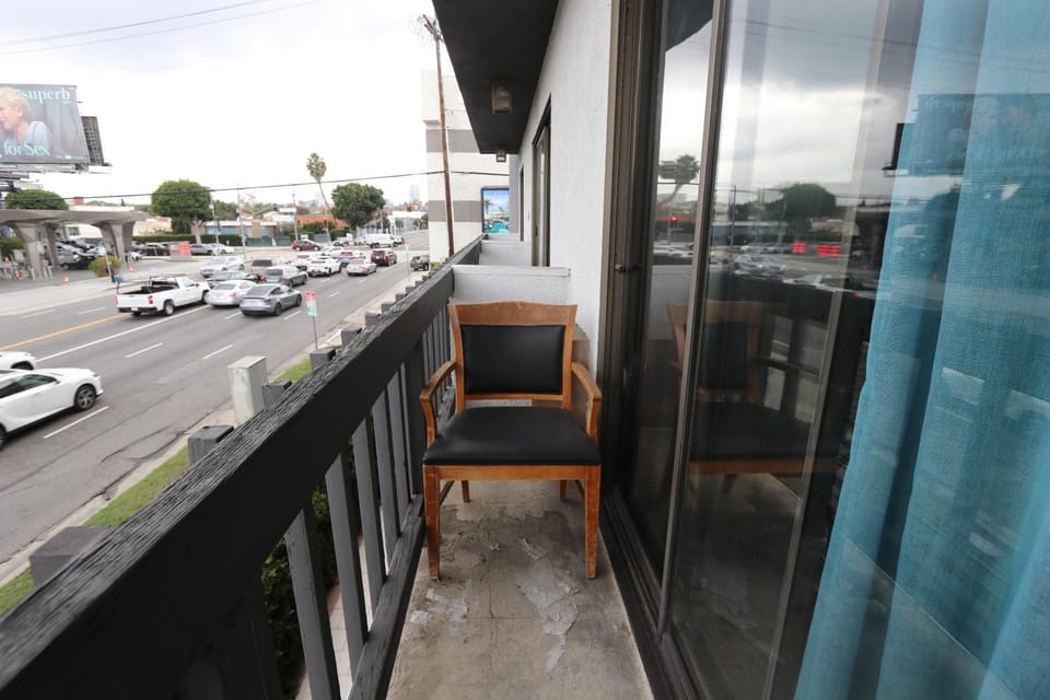 Private Apt with Queen bed in great neighborhood Apartment in Beverly Hills