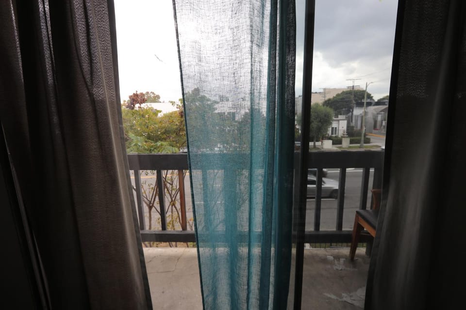 Private Apt with Queen bed in great neighborhood Apartment in Beverly Hills