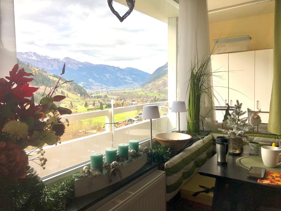 Day, View (from property/room), Balcony/Terrace, Dining area, Mountain view
