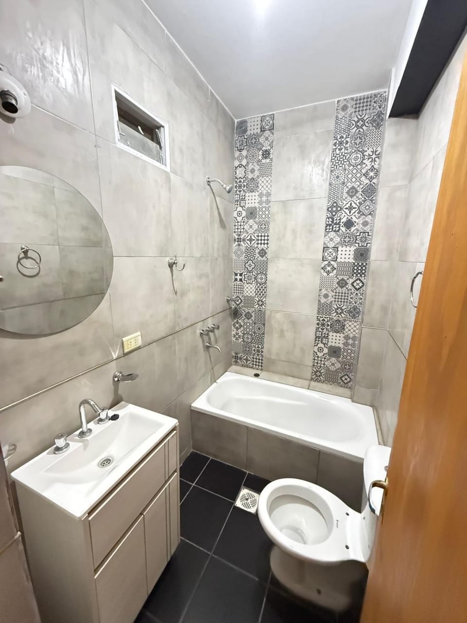 Shower, Toilet, Bathroom, Bath, towels