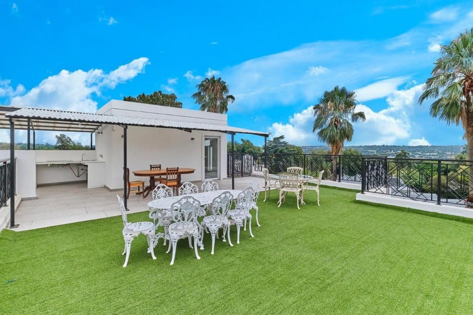 Contemporary Sandton 4bed-Villa, Rooftop Views, Solar-Inverter and Battery Villa in Sandton