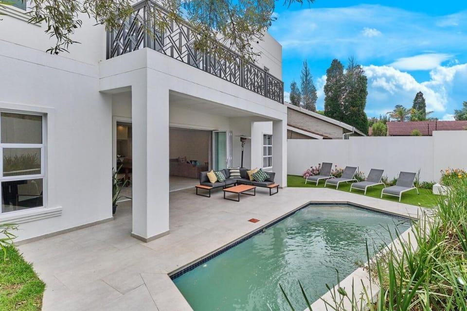 Contemporary Sandton 4bed-Villa, Rooftop Views, Solar-Inverter and Battery Villa in Sandton