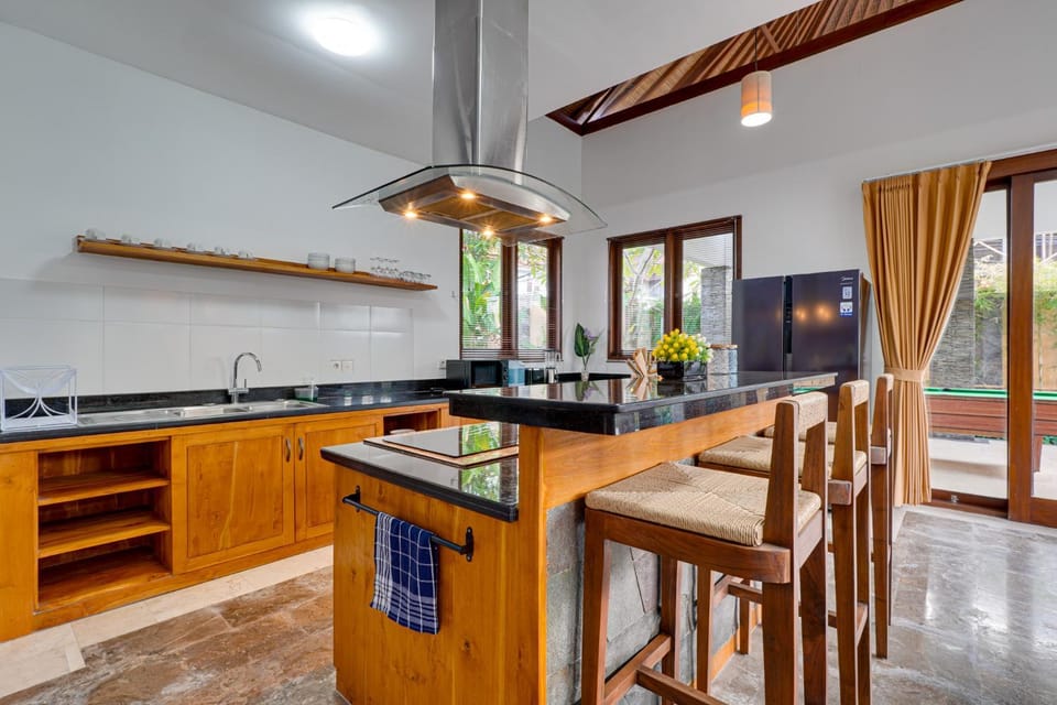 Kitchen or kitchenette, Dining area, stove