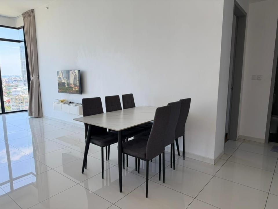Beacon Executive Suites with Infinity Pool by BNB4U Apartment in George Town