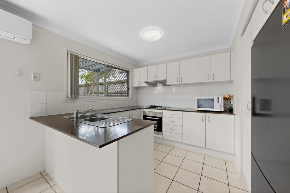 Kitchen or kitchenette, microwave, stove, stove, kitchen, kitchen, air conditioner, air conditioner