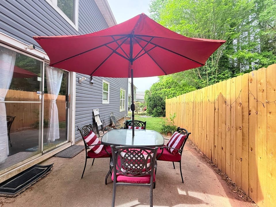 Large 3BR Home for Families and Work Stays With Fast WIFI House in Norcross