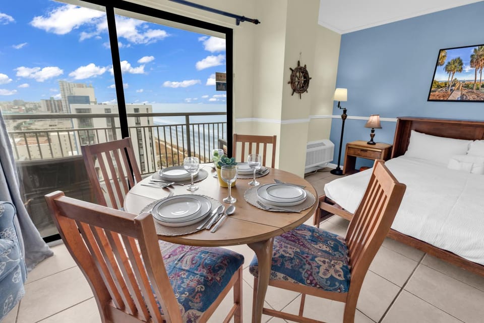 Seating area, Dining area
