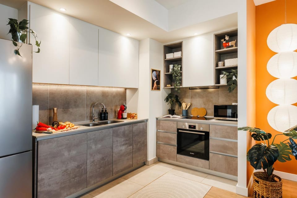 Coffee/tea facilities, dishwasher, microwave, oven, stove, kitchen