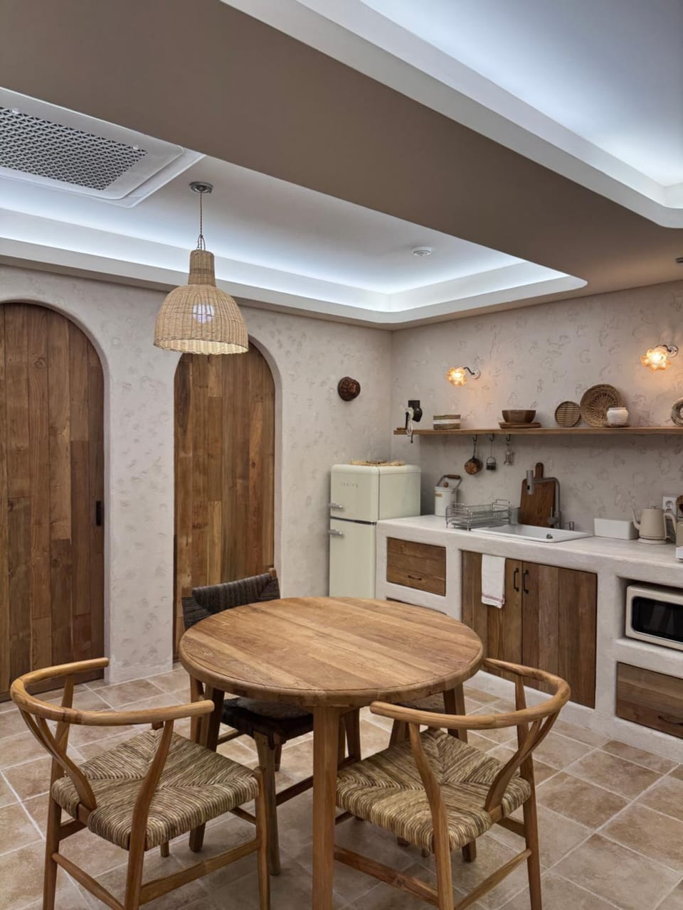 Dining area, kitchen