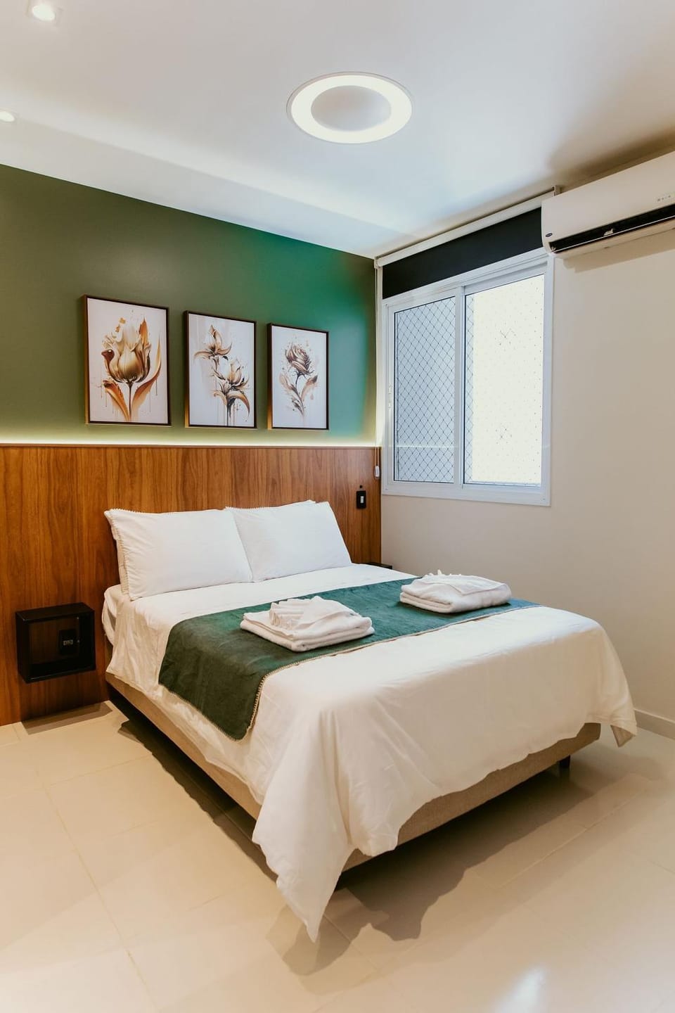 Photo of the whole room, Bedroom