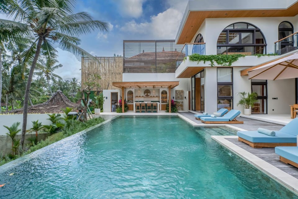 Patio, Swimming pool, sunbed