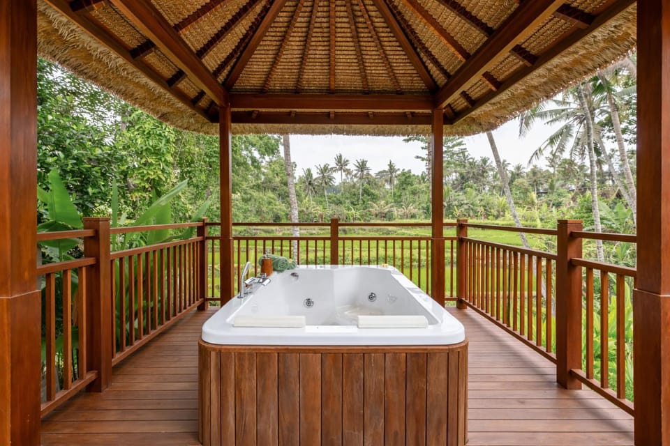 Natural landscape, Hot Tub, View (from property/room)
