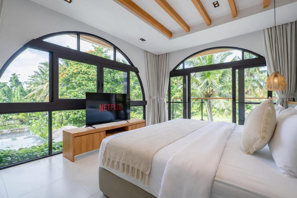 Bed, TV and multimedia, Bedroom