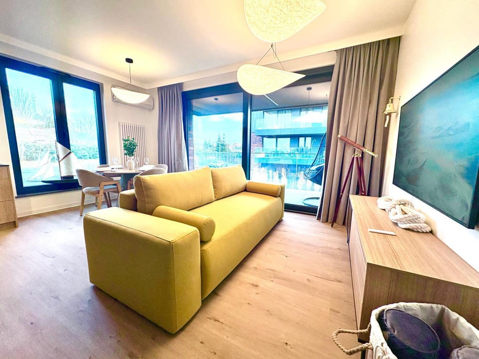 Communal lounge/ TV room, TV and multimedia, Living room, Seating area, Evening entertainment