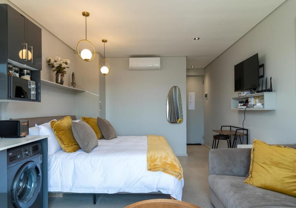 Bed, TV and multimedia, Photo of the whole room, Bedroom, washing machine, air conditioner