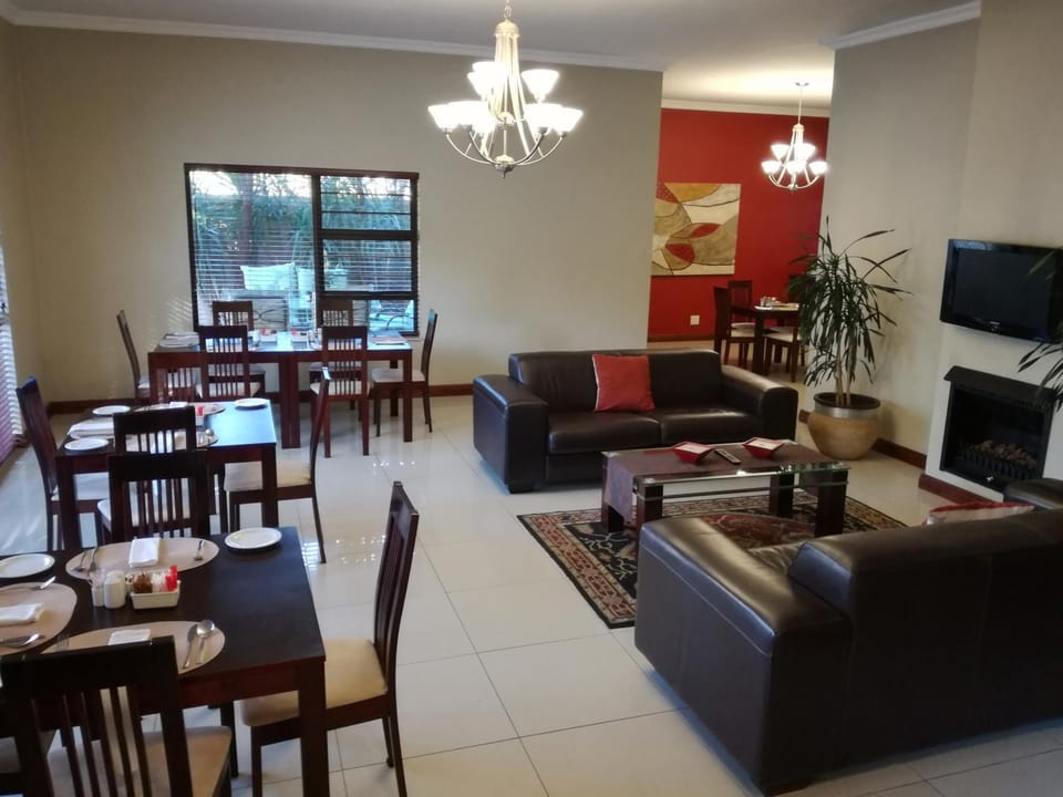 Communal lounge/ TV room, Day, TV and multimedia, Seating area, Dining area, Breakfast