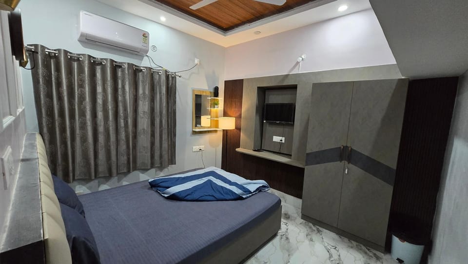 Bed, TV and multimedia, Bedroom, wardrobe, air conditioner